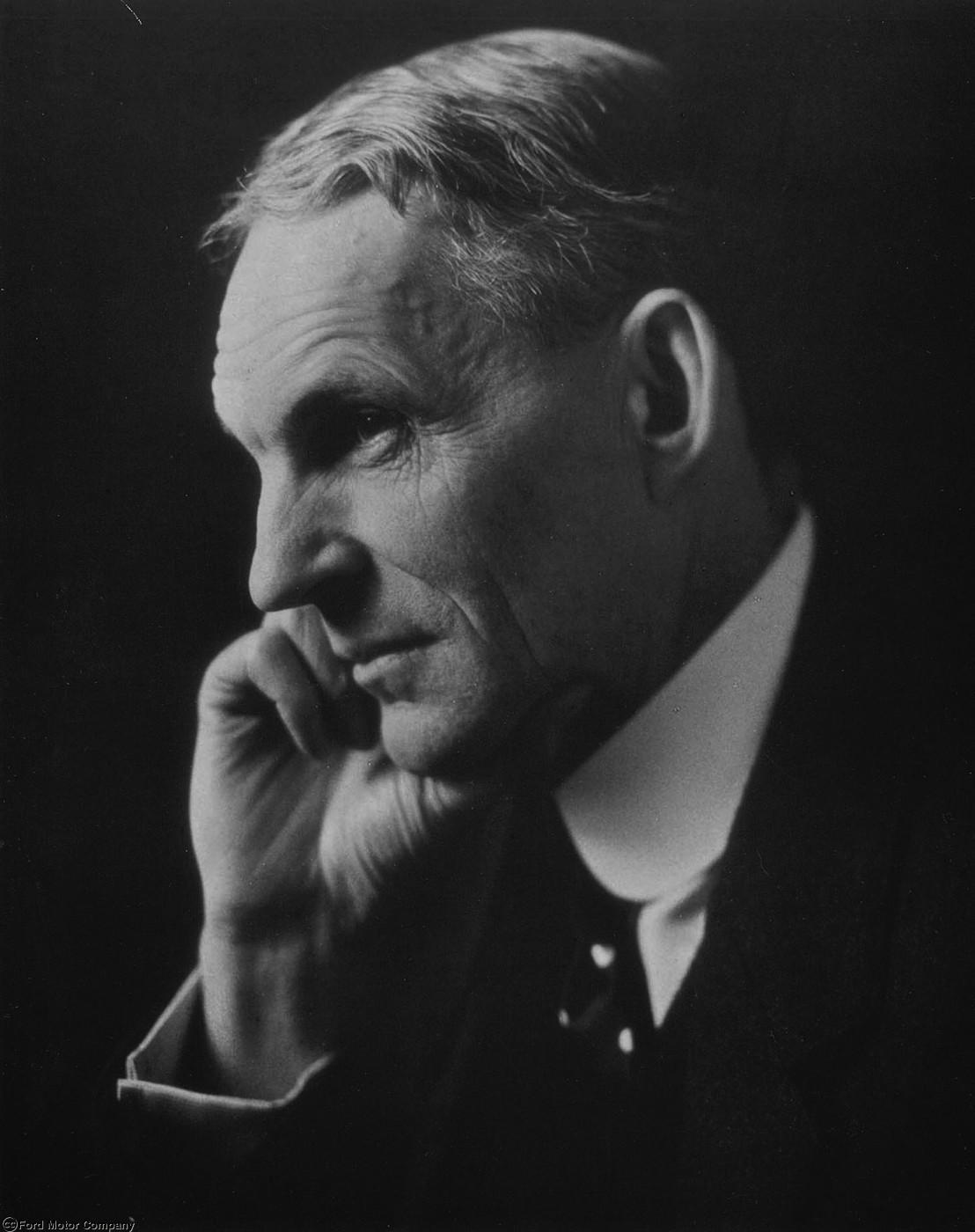Retrato en blanco y negro de Henry Ford de perfil, con la mano apoyada en la mejilla